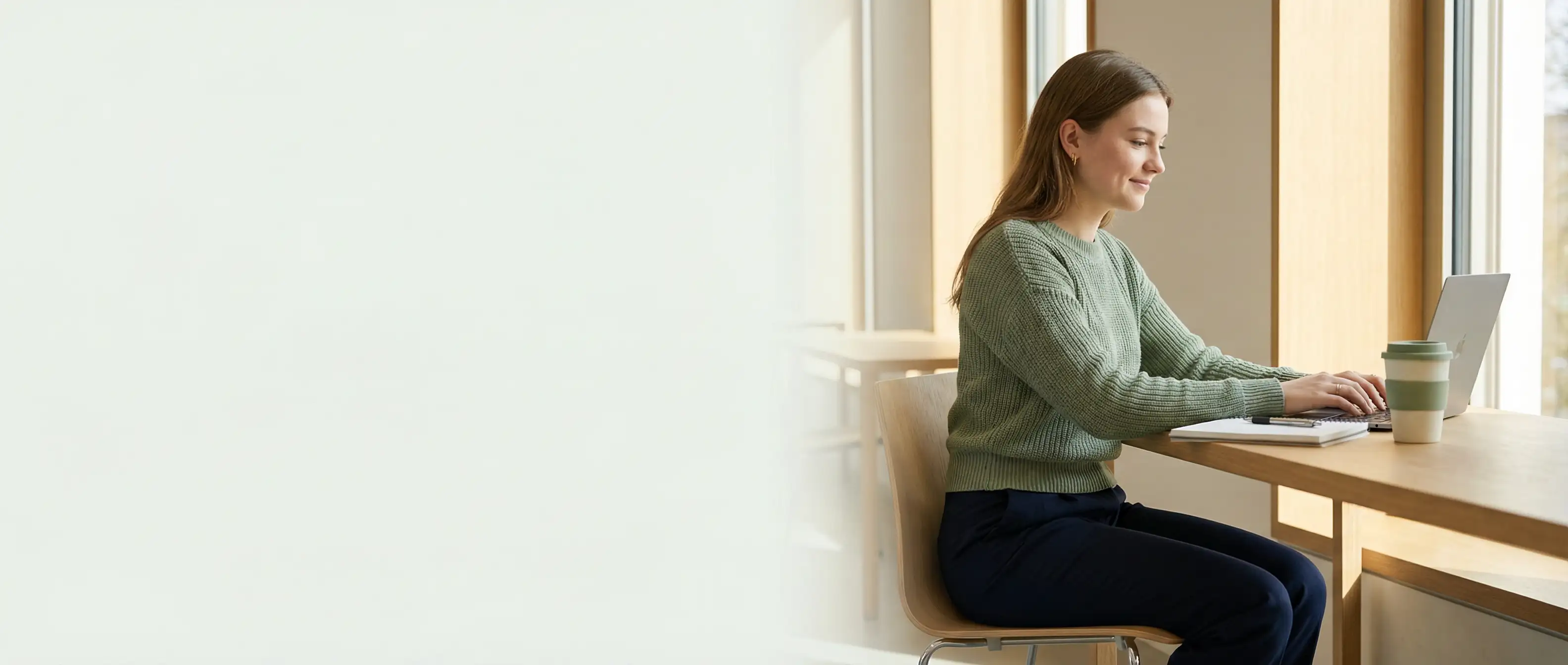 Studierende plant ihr Exposé mit Notizen und Forschungsunterlagen